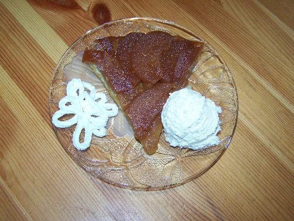  tarte tatin servi avec une boule de glace à la vanille