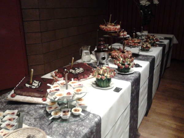 Buffet de desserts pour un mariage thème noir et blanc