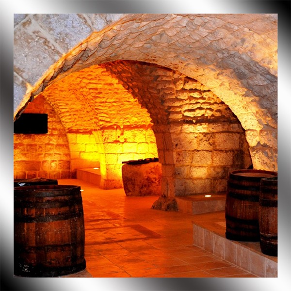 Notre cave vous propose une sélection « vins, champagnes, spiritueux » du monde dexceptions pour accompagner vos mets