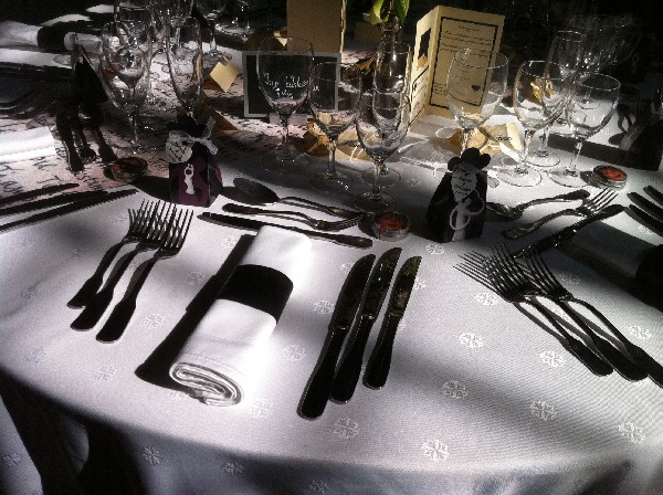 Présentation table selon la demande des mariés. Location vaisselle, location chaises Napoléon
