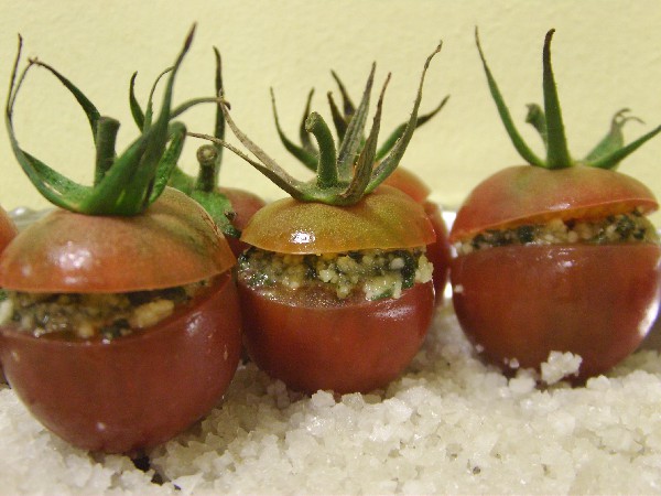 Tomates cerises farcies au pesto d'amandes